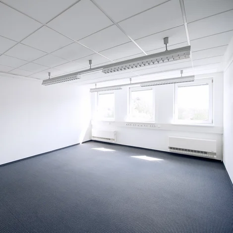 Foto der (leeren) Innenräumlichkeiten.